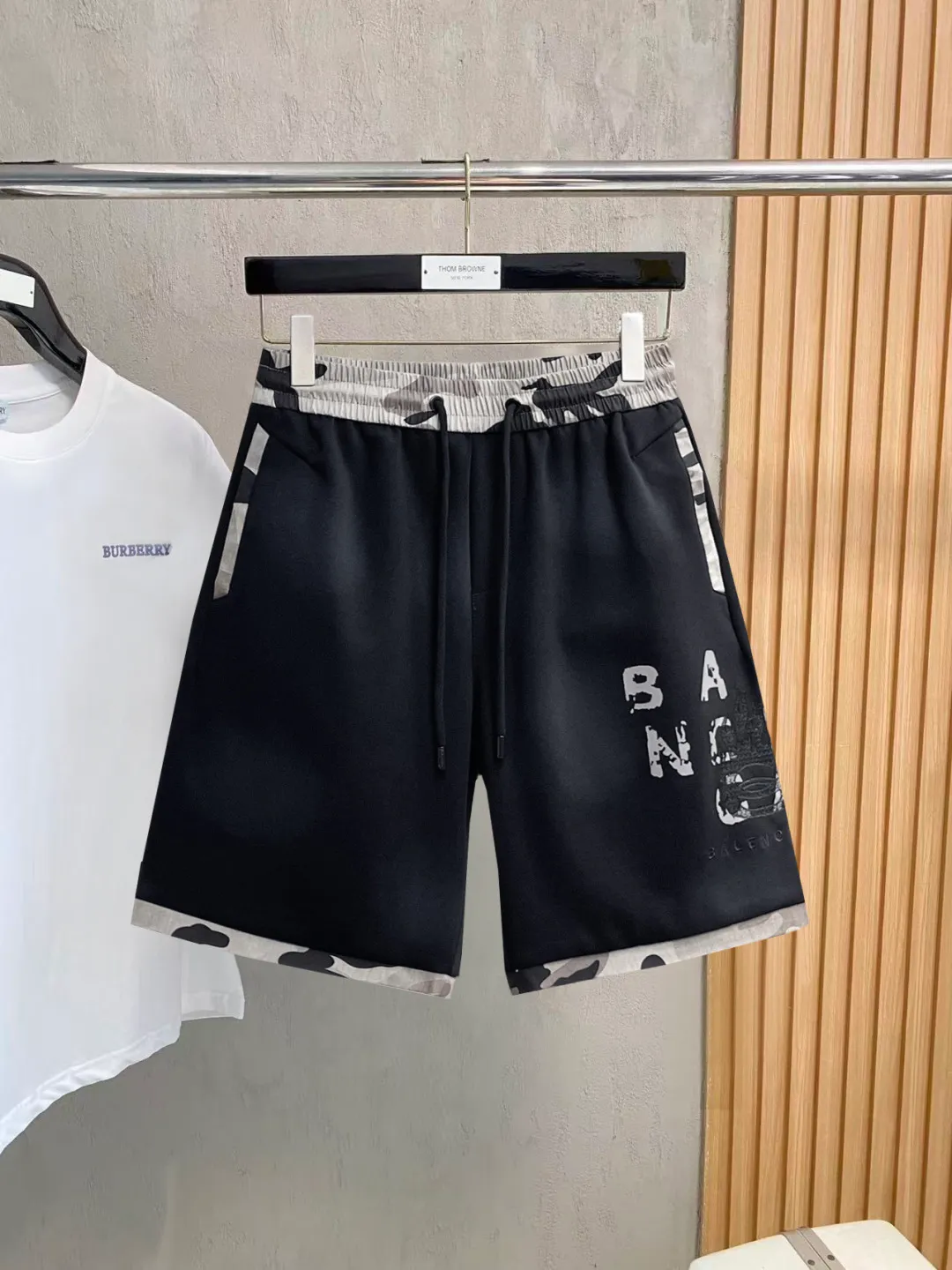 Balenciaga's three-standard complete 2026 summer New Arrival men's casual shorts, advanced custom-made Breathable fabric, Breathable fabric, extremely stretchy and comfortable, impeccable details, top-grade accessories, original logo design concept, delicate and soft feel! The upper body fit is awesome! Size: M-XXXL Please state your height and weight when ordering
